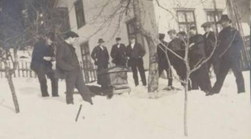 Et bilde som inneholder sn, utendrs, g p ski, foto

Automatisk generert beskrivelse