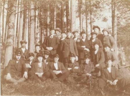Et bilde som inneholder foto, gammel, gruppe, bygning

Automatisk generert beskrivelse