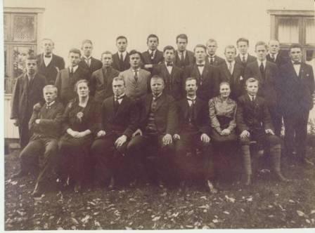 Et bilde som inneholder foto, gruppe, poserer, person

Automatisk generert beskrivelse