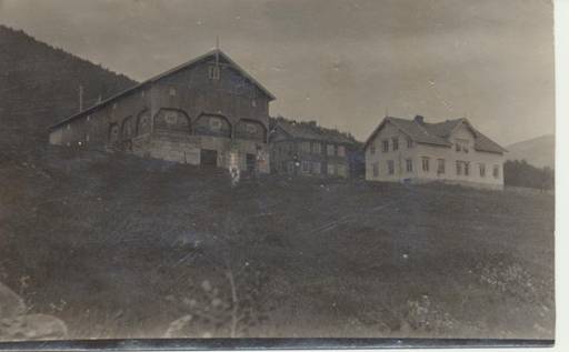 Et bilde som inneholder utendrs, bygning, gammel, hus

Automatisk generert beskrivelse