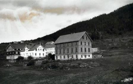 Et bilde som inneholder gress, utendrs, himmel, hus

Automatisk generert beskrivelse