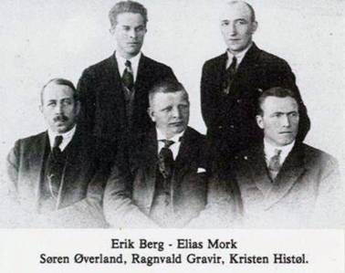 Et bilde som inneholder foto, poserer, person, gruppe

Automatisk generert beskrivelse