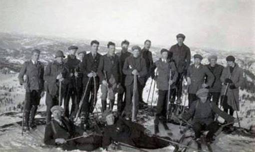 Et bilde som inneholder utendrs, foto, gruppe, person

Automatisk generert beskrivelse