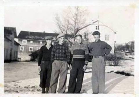 Et bilde som inneholder utendrs, bakke, bygning, person

Automatisk generert beskrivelse
