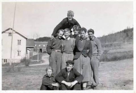 Et bilde som inneholder bakke, utendrs, foto, person

Automatisk generert beskrivelse