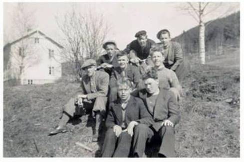 Et bilde som inneholder foto, utendrs, person, bakke

Automatisk generert beskrivelse