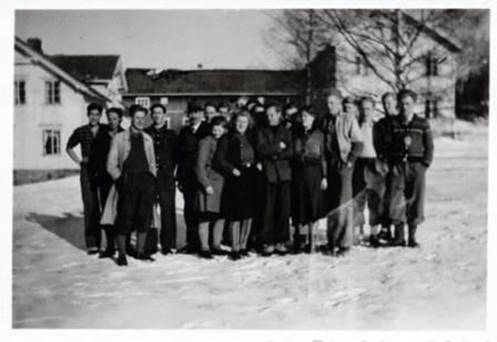 Et bilde som inneholder utendrs, foto, bygning, gruppe

Automatisk generert beskrivelse