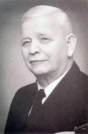 Et bilde som inneholder person, mann, vegg, foto

Automatisk generert beskrivelse