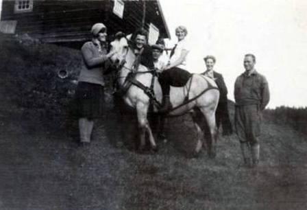 Et bilde som inneholder foto, utendrs, gammel, bygning

Automatisk generert beskrivelse