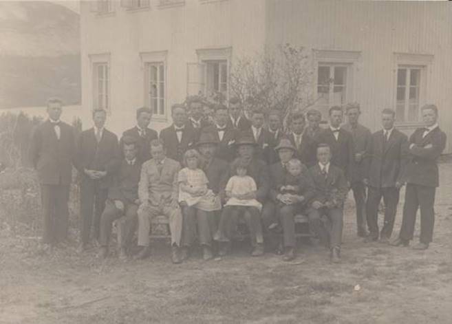 Et bilde som inneholder foto, gammel, gruppe, utendrs

Automatisk generert beskrivelse
