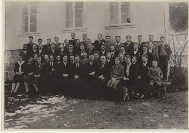 Et bilde som inneholder utendrs, foto, gruppe, bakke

Automatisk generert beskrivelse
