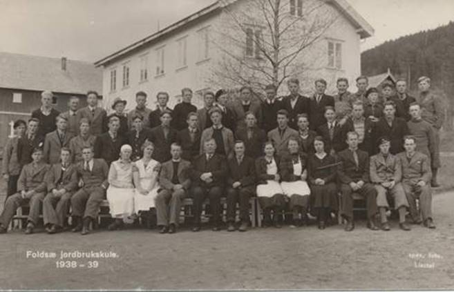 Et bilde som inneholder utendrs, foto, bygning, gammel

Automatisk generert beskrivelse