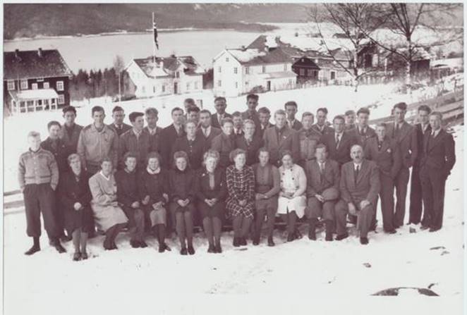 Et bilde som inneholder foto, utendrs, gruppe, poserer

Automatisk generert beskrivelse