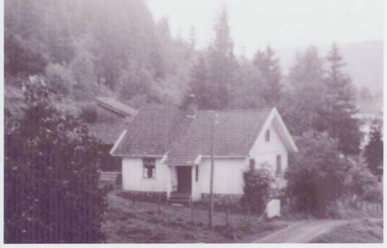 Et bilde som inneholder utendrs, hus, bygning, gress

Automatisk generert beskrivelse